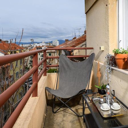 Designer Two-Bedroom Apartment Split Exterior photo